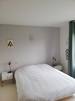 4 bedrooms, desk, iron/ironing board, travel cot