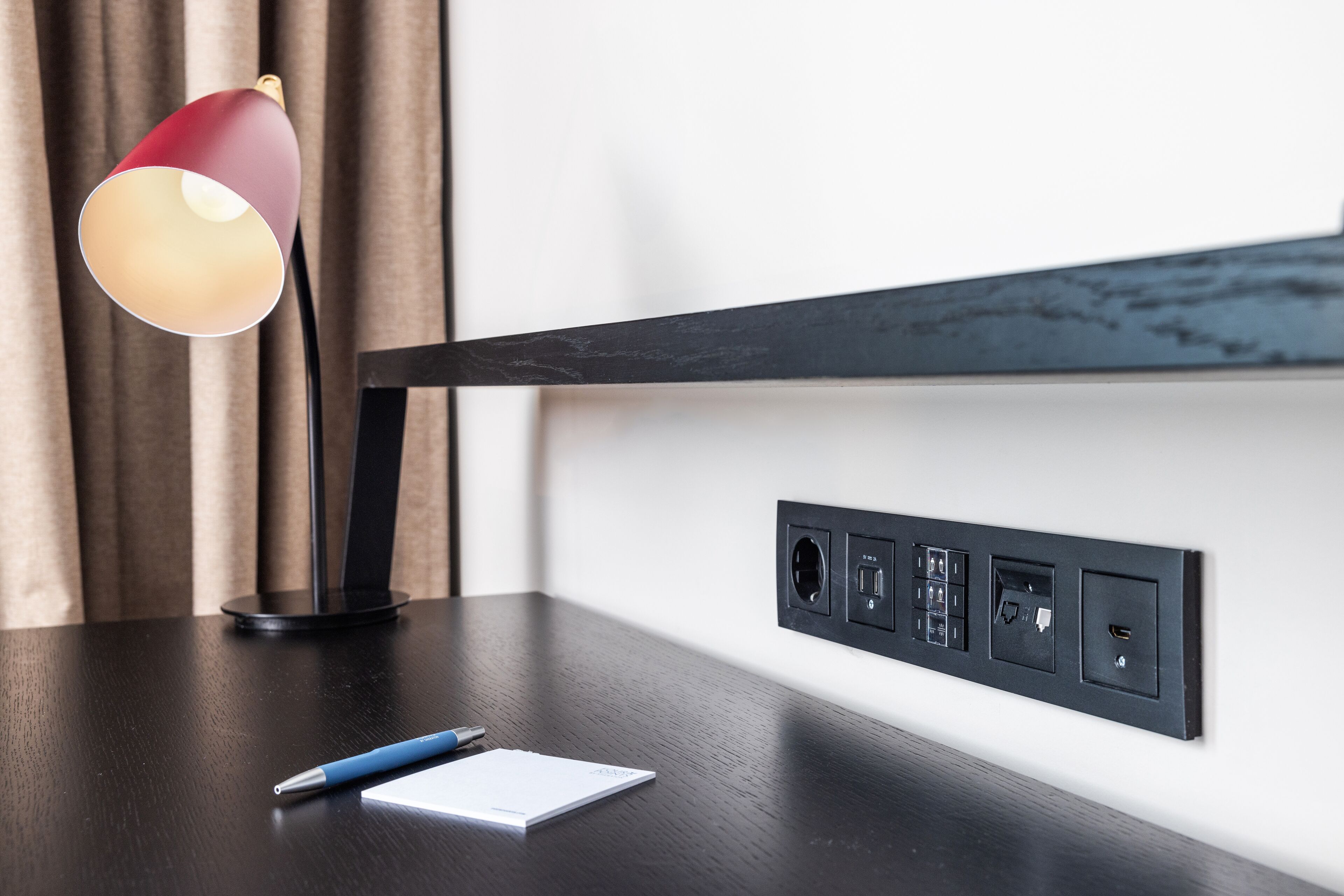 deluxe room, 1 king bed, city view | in-room business centre