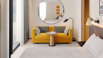 Suite junior, 1 cama de matrimonio grande con sofá cama, vistas al mar | Ropa de cama de alta calidad, minibar, caja fuerte y escritorio