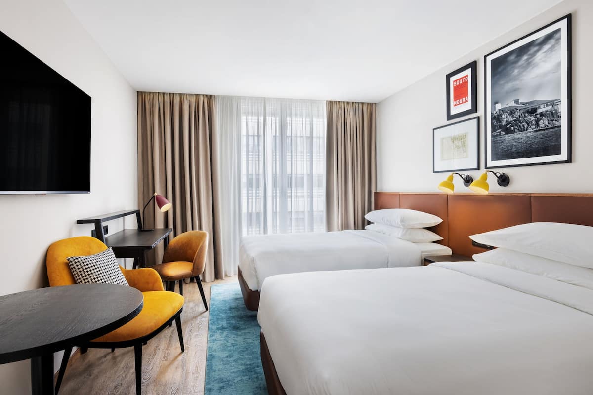 Deluxe Room, 2 Twin Beds, Non Smoking, City View | Premium bedding, minibar, in-room safe, desk