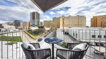 Quarto superior, 1 cama King, sacada, vista para a cidade | Roupas de cama premium, frigobar, cofres nos quartos, escrivaninha