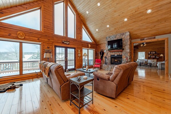 TV connectée, cheminée, baby-foot, table de tennis de table