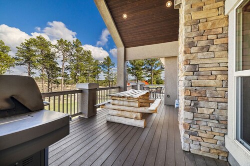 BOBCAT LODGE · ✔︎ Sleeps 25+⎜Movie Room⎜Garage⎜Hot Tub, Chef Kitc