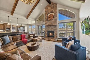 TV, fireplace, ping pong - BOBCAT LODGE · ✔︎ Sleeps 25+⎜Movie Room⎜Garage⎜Hot Tub, Chef Kitc (Colorado Springs)