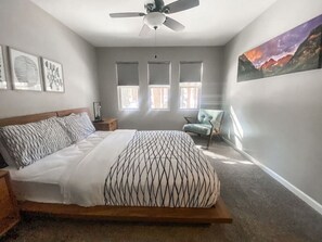 6 chambres, bureau, fer et planche à repasser, lit de bébé portatif