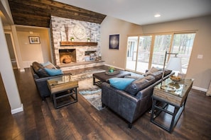 TV, fireplace - THE FAMILY FOREST · ★3 Acres Of Forest★Lighted Yard★Chef Kitchen★ (Colorado Springs)
