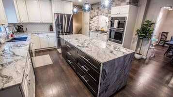 冰箱、微波炉、烤箱、炉灶