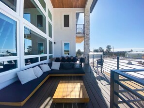Outdoor dining - CAMELOT · ✔︎Rockies Views ✔︎Sleeps 34 Big Groups ✔︎ Fully (Colorado Springs)