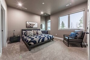 8 bedrooms, desk, iron/ironing board, WiFi - CAMELOT · ✔︎Rockies Views ✔︎Sleeps 34 Big Groups ✔︎ Fully (Colorado Springs)