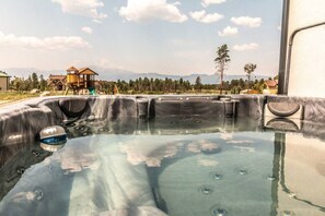 Outdoor spa tub - CAMELOT · ✔︎Rockies Views ✔︎Sleeps 34 Big Groups ✔︎ Fully (Colorado Springs)