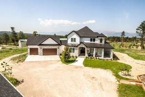 Exterior - CAMELOT · ✔︎Rockies Views ✔︎Sleeps 34 Big Groups ✔︎ Fully (Colorado Springs)