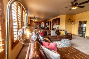 Una televisión, una chimenea, una mesa de tenis de mesa