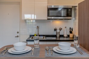 Réfrigérateur, micro-ondes, plaque de cuisson, cafetière/bouilloire