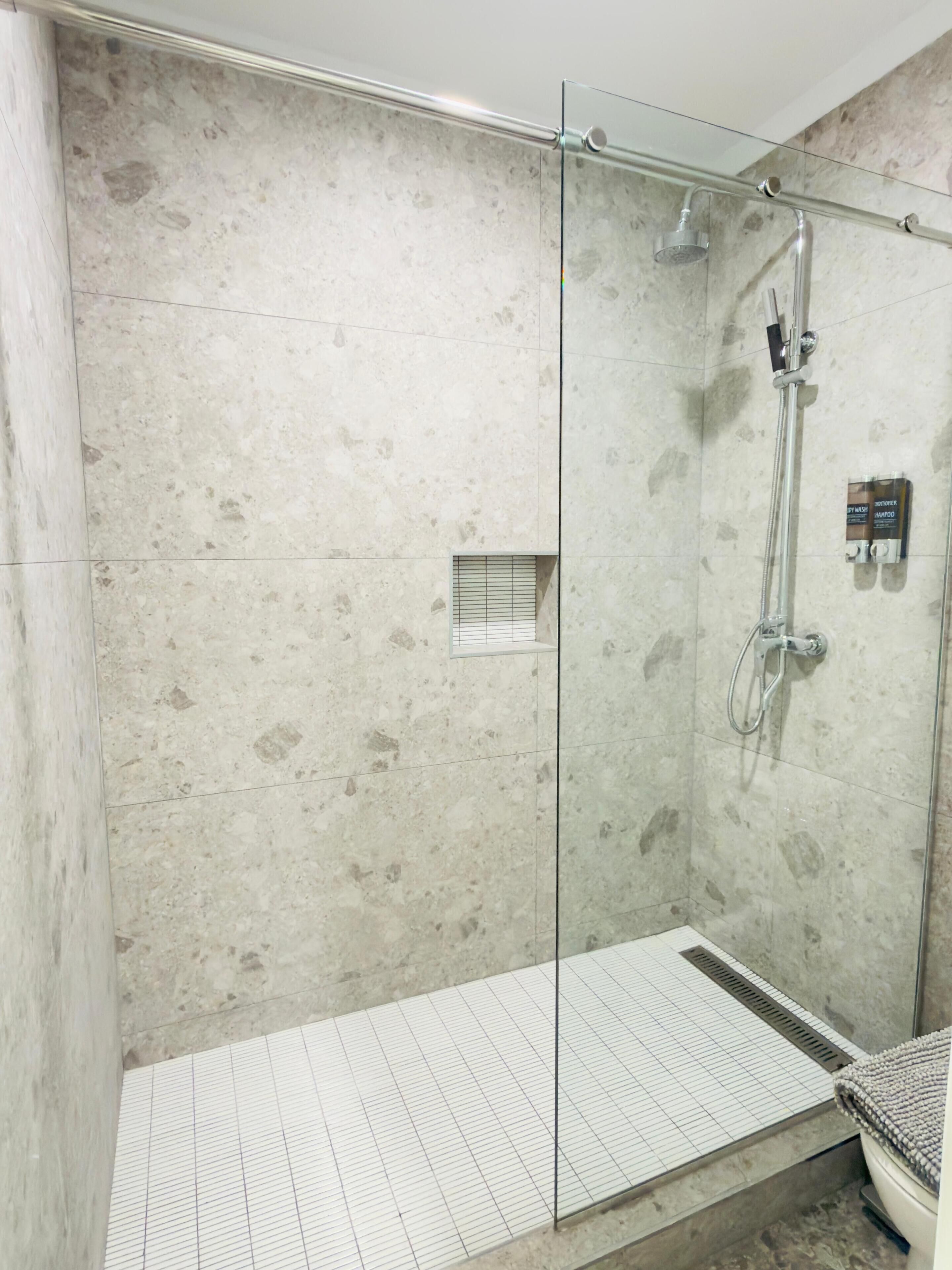 Douche, sèche-cheveux, serviettes fournies, savon