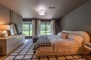 5 bedrooms, desk, iron/ironing board, WiFi