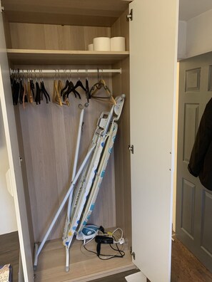 Interior - Beautiful one room suite    close  to coventry city centre with free parking (Coventry)