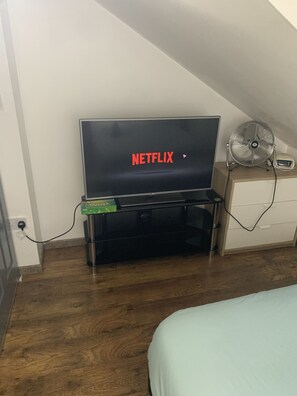 2 bedrooms, WiFi - Beautiful one room suite    close  to coventry city centre with free parking (Coventry)