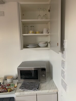 Interior - Beautiful one room suite    close  to coventry city centre with free parking (Coventry)