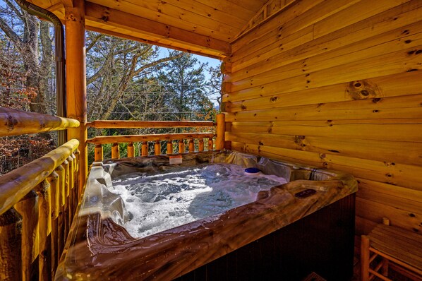 Outdoor spa tub - Black Bear Lodge - Prime Location - 4BR With Indoor Pool & Hot Tub (Pigeon Forge)