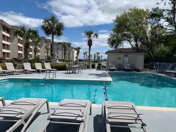 Pool - Admiral's Row 424 - Top Floor Sunrises (Hilton Head Island)