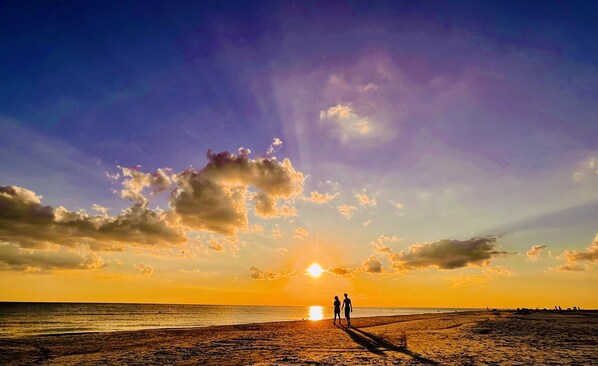 Nær stranden, solsenger og strandhåndklær