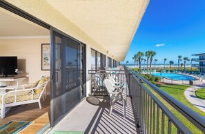 Outdoor dining - Ocean Pearl at Ocean House 208 (St. Augustine)