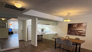 Eine moderne Wohnung mit Essbereich, Küche und Wohnraum.