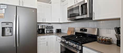 Kylskåp, mikrovågsugn, ugn och spishäll