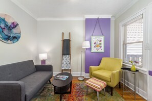 Smart TV, DVD player, books, video library - Tremont - Bright 2BR apt-Pet Friendly, Conv. to Stadiums, Clinic, Museums & More (Cleveland)