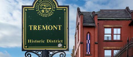 En skylt som markerar det historiska området Tremont i Cleveland, Ohio.