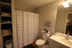 Duschwanne, Haartrockner, Handtücher, Seife