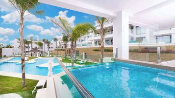 Luksussuite, 2 soverom, privat basseng, sjøutsikt | Safe på rommet, individuelt dekorert og skrivebord