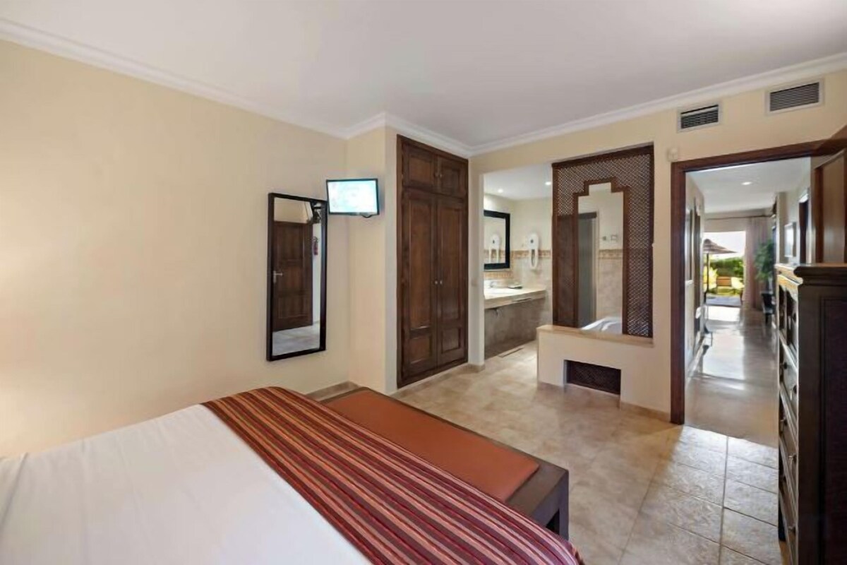 In-room safe, desk, laptop workspace, iron/ironing board