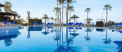 Una piscina al aire libre de temporada