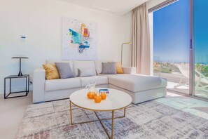 객실 내 금고, 각각 다른 스타일의 인테리어, 책상, 노트북 작업 공간