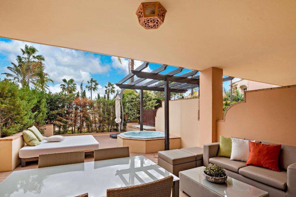 Suite de lujo, 1 habitación, hidromasaje | Caja de seguridad en la habitación y decoración personalizada 