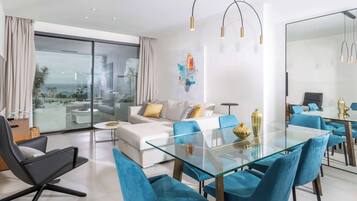 Suíte superluxo, 2 quartos, piscina particular, vista para o mar | Cofres nos quartos, individualmente decorados, escrivaninha