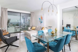 Suite de lujo, 2 habitaciones, piscina privada, vistas al mar | Caja fuerte, escritorio, espacio para trabajar con un portátil
