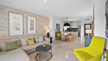 Grand-Suite, 2 Schlafzimmer, Whirlpool | Wohnbereich | LCD-Fernseher