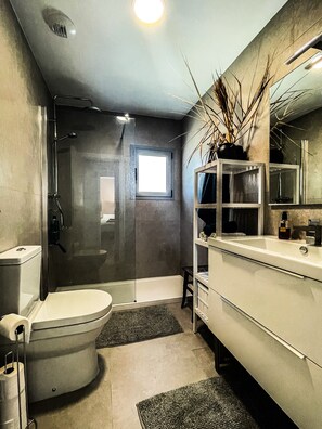 Dusj, hårføner og håndklær