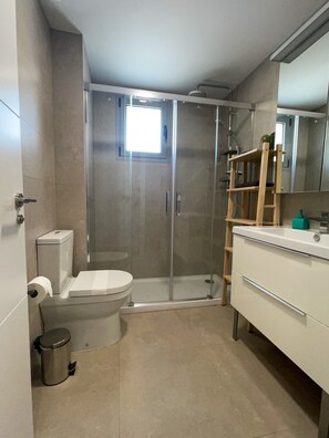 Bañera, secador de pelo y toallas
