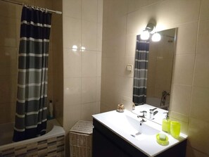 Bathtub, hair dryer, towels - Apartment 'Faro City Center Apartment I' with Private Outdoor Area, Wi-Fi & A/C (Faro)
