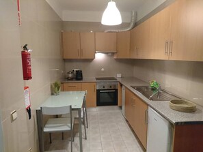 Fridge, microwave, oven, stovetop - Apartment 'Faro City Center Apartment I' with Private Outdoor Area, Wi-Fi & A/C (Faro)