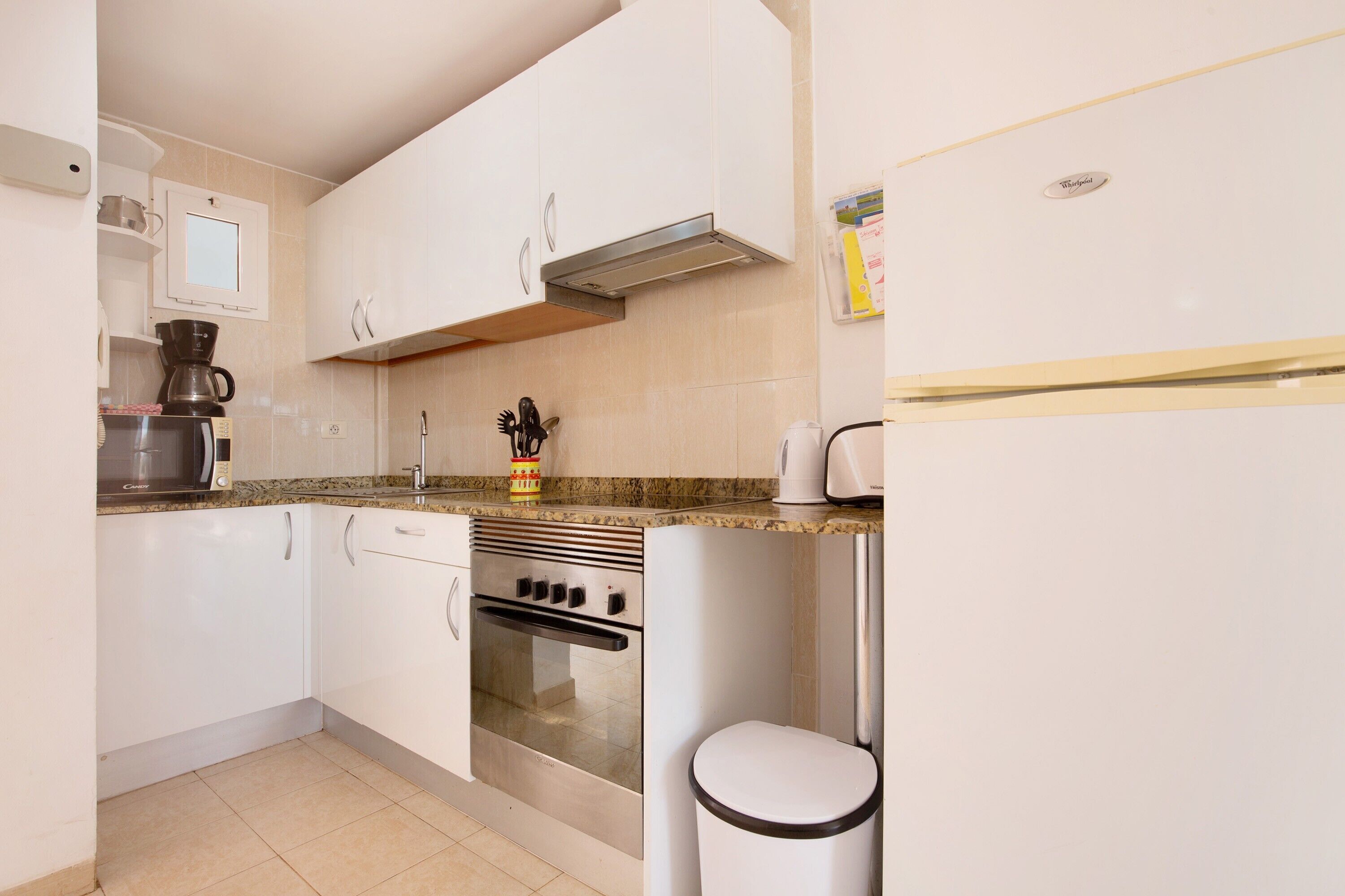 Fridge, oven, stovetop, coffee/tea maker