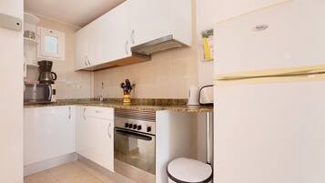 Fridge, oven, stovetop, coffee/tea maker