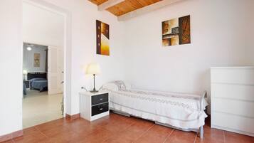3 chambres, fer et planche à repasser, Wi-Fi gratuit, draps fournis
