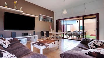 Een televisie en een stereo