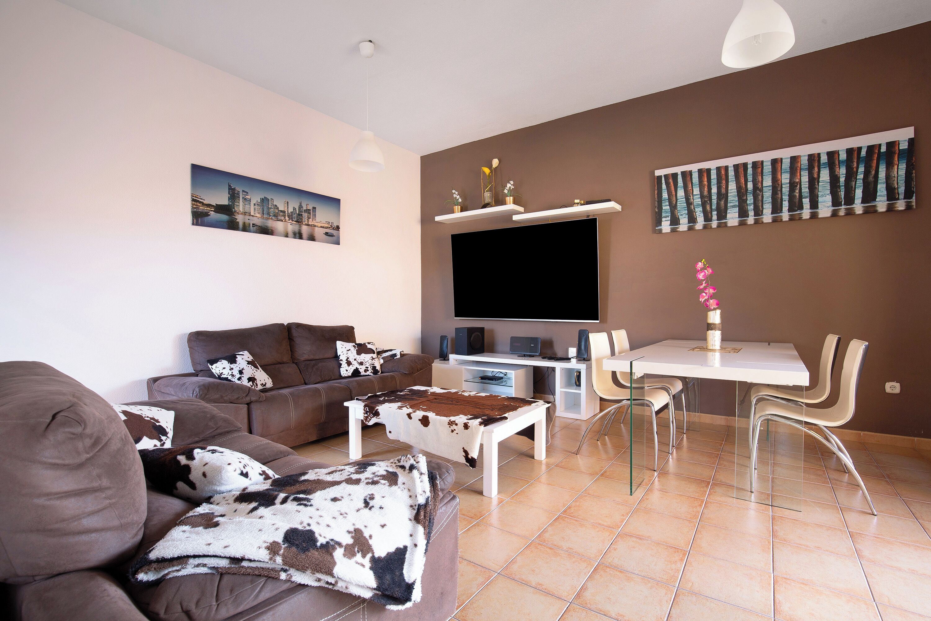 Una televisión, un reproductor estéreo