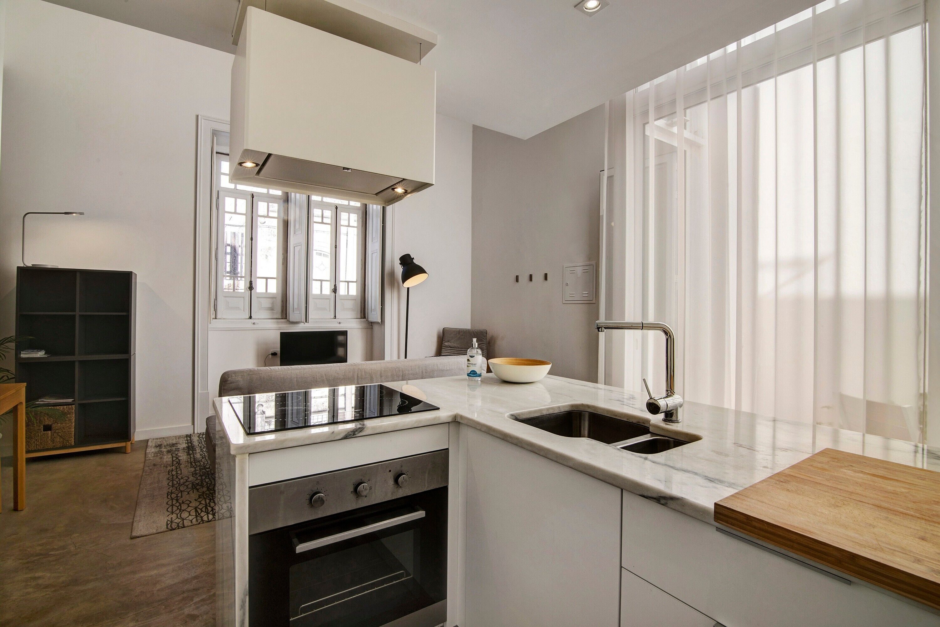 Fridge, oven, stovetop, coffee/tea maker
