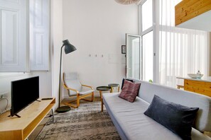 TV - Studio 'Casa Vermelha I' with Terrace, Wi-Fi & A/C (Faro)